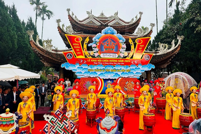 Perfume pagoda festival